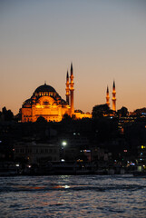 Fototapeta na wymiar Turquie Istambul Islam mosquée nuit bosphore eau