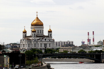 Fototapeta na wymiar Cathedral on the river bank in Moscow.
