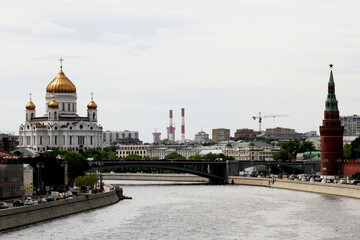 Obraz premium The walls of the Moscow Kremlin on the river bank.