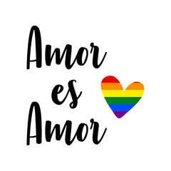 Banner con texto manuscrito Amor es Amor en español. Corazón con bandera lgbt. Color arco iris. Vector para evento del mes del orgullo. Logo orgullo gay - obrazy, fototapety, plakaty
