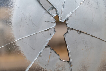 Vandalismus, zerstörte Glasscheibe