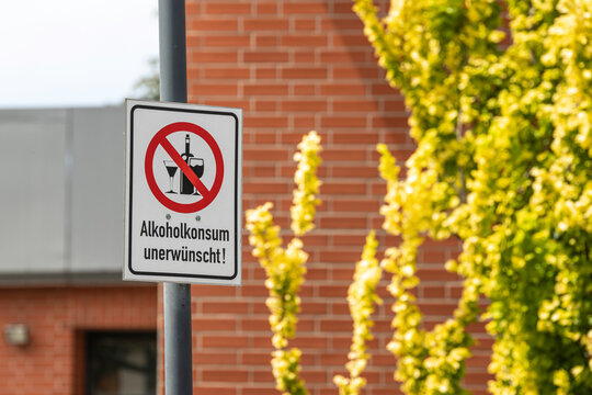 Ein Schild mit der Aufschrift Alkoholkonsum unerw&uuml;nscht in der &Ouml;ffentlichkeit