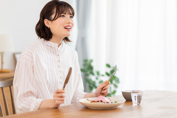 食事をする若い女性