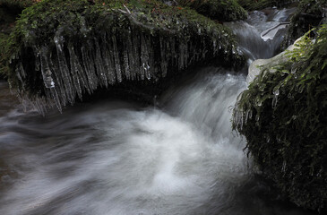 Monbachtal, Bachschnelle mit Eiszapfen