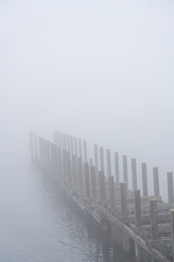 霧の中の桟橋