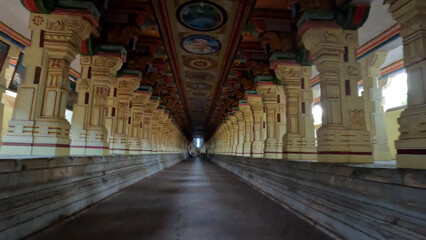 Obraz premium Corridors of Ramanathaswamy Temple, Rameshwaram, Tamil Nadu, India