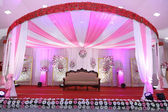 Hình ảnh nền cưới Ấn Độ đẹp mắt này sẽ giúp bạn tạo ra một bầu không khí ấm cúng và tràn đầy yêu thương cho ngày trọng đại của mình. Những chi tiết độc đáo trong thiết kế như hoa trang trí, đèn và chất liệu kết cấu tạo nên một không gian cưới hoàn hảo.