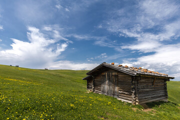 Obraz premium old house in the mountains
