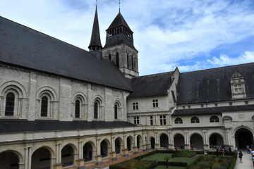 Fototapeta na wymiar Abbaye de Fontevraud, le cloitre. Pays de la Loire, France