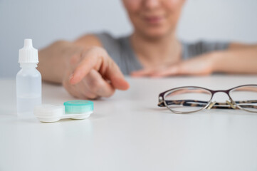Caucasian woman prefers contact lenses to glasses. 