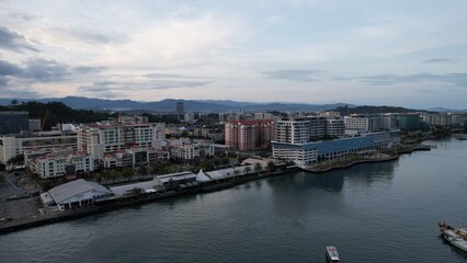Obraz premium Kota Kinabalu, Sabah Malaysia – June 14, 2022: The Waterfront and Esplanade Area of Kota Kinabalu City Centre