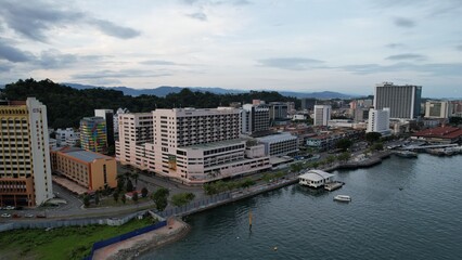 Obraz premium Kota Kinabalu, Sabah Malaysia – June 14, 2022: The Waterfront and Esplanade Area of Kota Kinabalu City Centre