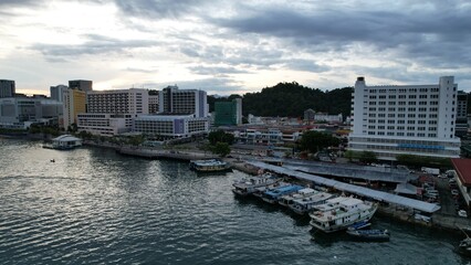 Obraz premium Kota Kinabalu, Sabah Malaysia – June 14, 2022: The Waterfront and Esplanade Area of Kota Kinabalu City Centre