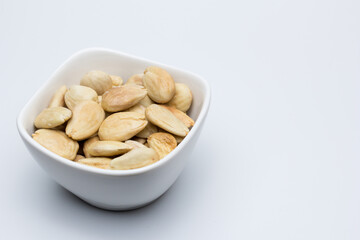 Almendras artesanas peladas tostadas y saladas