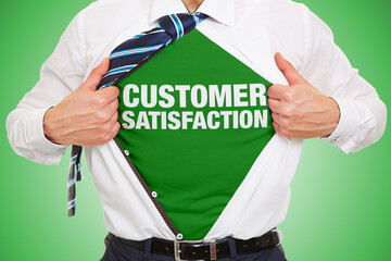 Geschäftsmann zeigt Schriftzug Customer Satisfaction unter Hemd