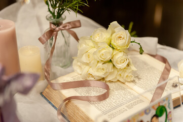 白い薔薇（ばら）と洋書　贈り物のイメージ