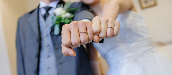 結婚指輪　新郎新婦の手元	