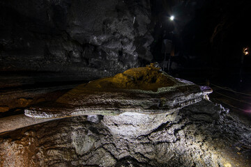 제주도에 있는 용암동굴인 만장굴의 아름다운 풍경이다.