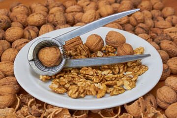 nut peeling tool,walnuts and nutcracker for shell cleaning