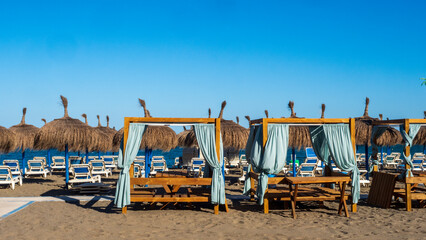 Hamacas y parasoles de playa bajo el sol de Torremolinos