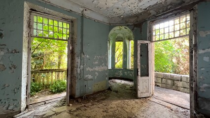 Fototapeta na wymiar abandonment house interior grunge old walls window