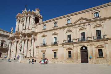 Fototapeta na wymiar baroque cathedral and archdiocese palace in syracusa in sicily (italy) 