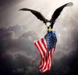 Fototapeten Adler mit amerikanischer Flagge fliegt am Himmel mit verschwommenem Bokeh und Sonnenlichteffekt - Unabhängigkeitstag © Romolo Tavani