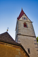 Fototapeta na wymiar Der Kirchturm der St. Georgen Kirche von Obermais in Meran