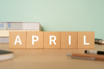 4月のイメージ｜「APRIL」と書かれたブロックが置かれたデスク