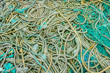 Grünes Fischernetz und Taue