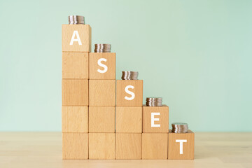 資産・財産のイメージ｜「ASSET」と書かれたブロックとコイン