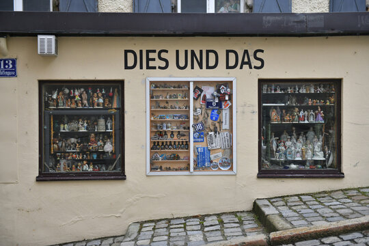 Souvenir-Geschäft in der Altstadt von Passau an der Donau bei Regen im Winter, Bayern