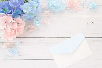 紫陽花のフレームと可愛らしい封筒