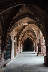 Fototapeta na wymiar Les arches du cloitre de Saint-Colomban à Luxeuil-les-Bains. Les arches d'un cloitre médiéval. Les arches d'un monastère