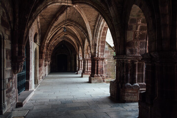 Fototapeta na wymiar Les arches du cloitre de Saint-Colomban à Luxeuil-les-Bains. Les arches d'un cloitre médiéval. Les arches d'un monastère