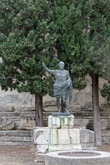 Statue de l'empereur Auguste à Nîmes - Gard - France