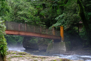 川に架かる古びた赤い橋