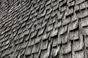 Fassade verkleidet mit alten Schindel aus Holz.
Alte verwitterte Schindel auf Gebäude. Facade clad...