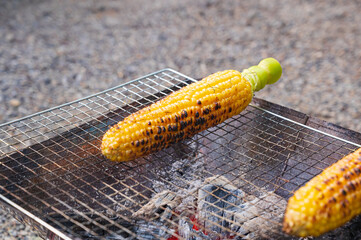 キャンプで焼くとうもろこし