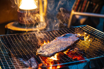 キャンプで焼くステーキ