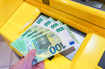 Depositing and withdrawing cash euro banknotes from an ATM