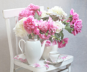Натюрморт с кофейным сервизом и букетом розовых пионов на белом фоне