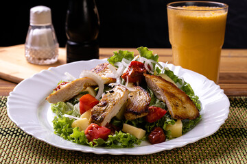 Salada de frango e suco de laranja