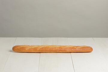 Barra de pan baguette en la mesa blanca
