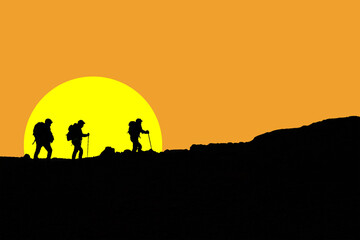 Fototapeta na wymiar Silhouette escursionisti che camminano in montagna cielo arancione e sole giallo 