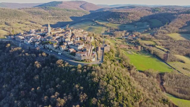 Village perch&eacute; en haut de sa colline. Class&eacute; parmi les plus beaux villages de France.