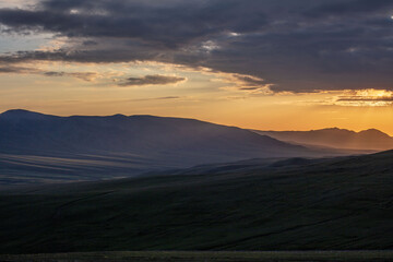 Obraz na płótnie Canvas sunset over the mountains