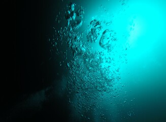 Luftblasen schweben Unterwasser Richtung Sonne schwarz/weiß/blau