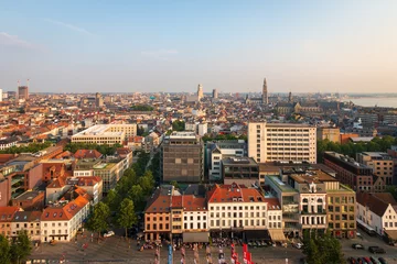 Schilderijen op glas Antwerpen, België - 10 juni 2018: Stadsgezicht in de middag tegen blauwe hemel © A. Emson