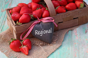 Ein Korb mit reifen Erdbeeren aus regionalem Anbau.
